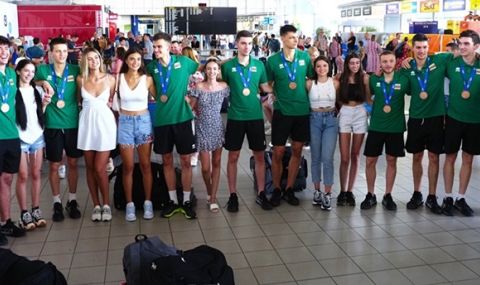 Красавици и юнаци обраха точките на летище "София" - 1