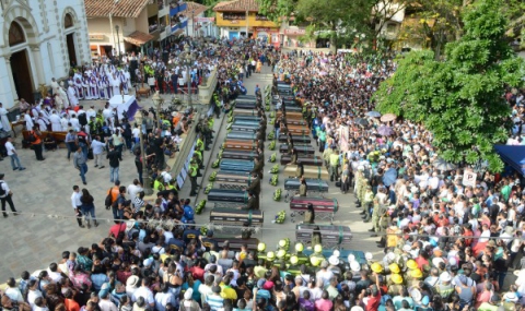 Масово погребение на жертвите от свлачището в Колумбия - 1
