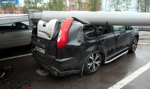 Ураганът в Москва е потрошил 2000 коли - 1