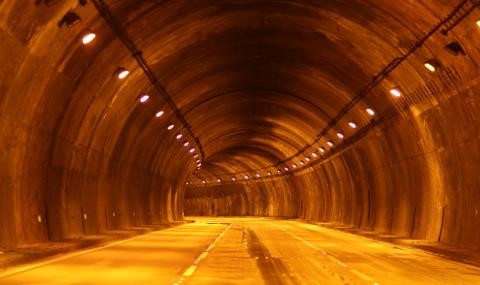 Странен и поразителен феномен бе запечатан на ВИДЕО в тунел - 1