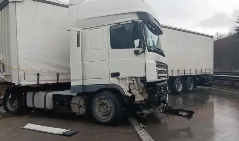 A tire crashed and blocked the three lanes of the "Hemus" highway, the traffic was stopped  - 1