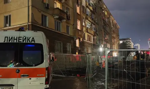 At night, people themselves move the fences from the renovation of Opalchenska to ensure access for an ambulanse - 1