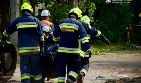 Ден на траур в Днипро заради 16-те жертви на руските удари. Откриха мъртви майка с двете й деца под руините - 1
