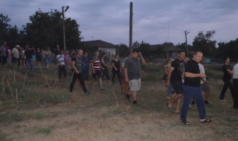 300 жители на село край Одеса разгромиха цигански катун (ВИДЕО) - 1