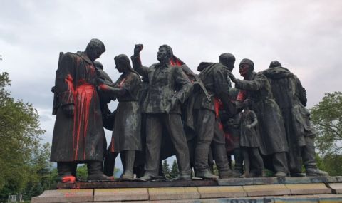Спорният паметник на съветската армия в центъра на София осъмна с надпис "демонтаж" - 1