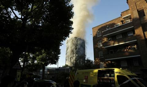 Огромен жилищен блок изгоря в Лондон (ВИДЕО+СНИМКИ) - 1