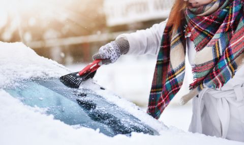 Почистването на колата от сняг и лед със запален двигател може да ви струва скъпо и всъщност е неефективно  - 1