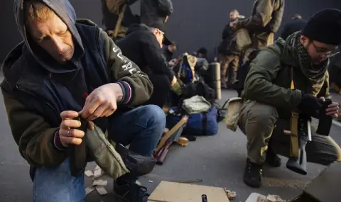 Украински войници: Не ни трябват куршуми, ще убиваме руснаците с лопати - 1