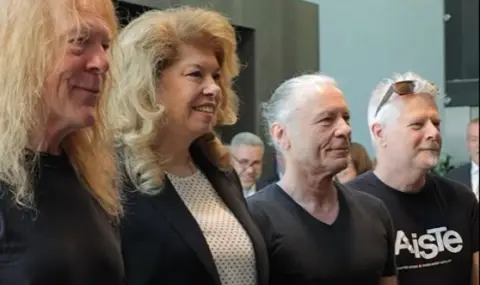 Президентът Илияна Йотова приветства Iron Maiden преди концерта им в София (ВИДЕО) - 1