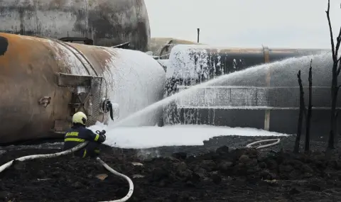 Гориво е изтекло поне от осем разхемертизирани цистерни от дерайлиралата композиция - 1