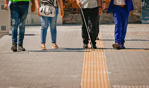 Граждани с увредено зрение направиха проверка на изпълнението на достъпната среда за незрящи на ул.“Опълченска“  - 1