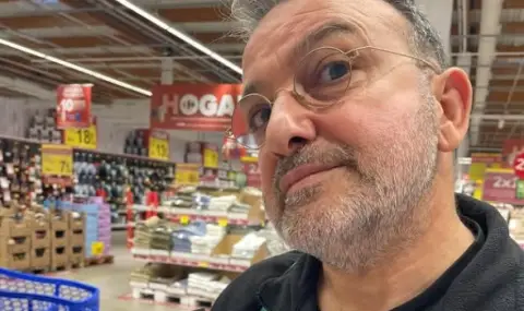 Васил Василев-Зуека се влюбил в тайландска кукла (СНИМКА) - 1