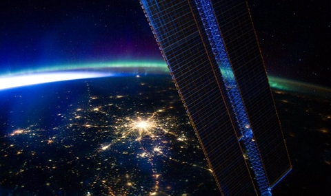 Земята, погледната от космоса с 27 700 км/ч - 1
