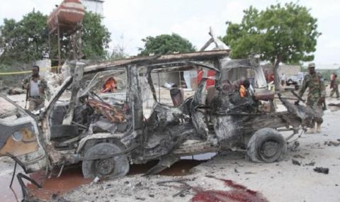 Най-малко 12 души жертви в Сомалия, след като ислямски терористи нападнаха популярен хотел - 1