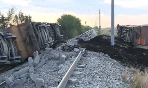 Дерайлирал влак блокира жп линията към Сърбия - 1