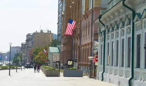 Пред американското посолство в Москва се появиха символи на военните войната на Русия в Украйна