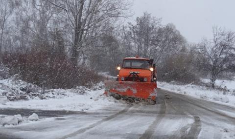 Сняг затрупа Северозапада, остави селища без ток, коли закъсаха по пътищата - 1