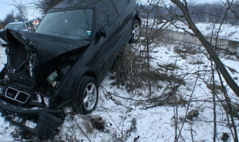 BMW &quot;кацна&quot; на дърво - 1