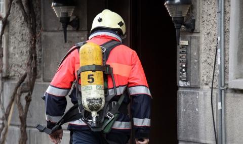 Спасиха дете от горящ апартамент в София - 1