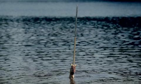 Ученичка извади Ескалибур от дъното на езеро (СНИМКИ) - 1