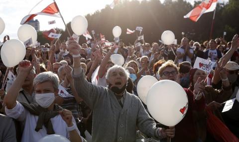 Майдан в Минск! Хиляди противници на Лукашенко протестират срещу президента на Беларус (СНИМКИ) - 1