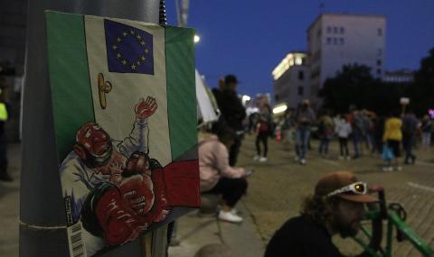 Ден 63 на протеста: Засилено полицейско присъствие при сградата на МС - 1