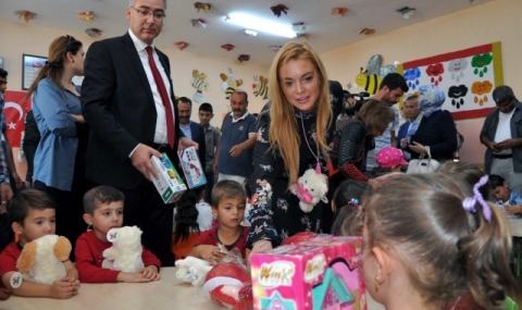 Линдзи Лоън посети бежански лагер в Турция - 1