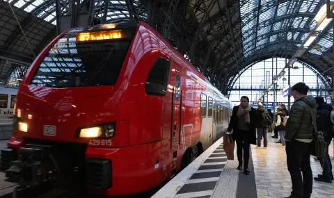 Пътник предизвика хаос на гара в Германия, след като влакът тръгна без него - 1