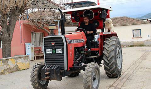 Турчин монтира музикална уредба за €1800 на трактора си - 1
