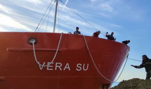 Започна разтоварването на заседналия товарен кораб Vera SU - 1