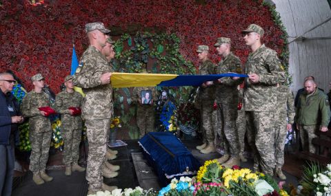  Украйна погребва войниците си като герои, Русия отрича своите мъртви и ги крие като крадци - 1