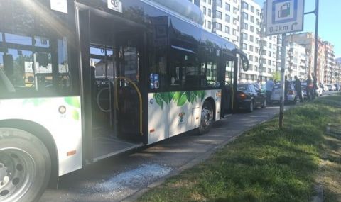Жена пострада при катастрофа с две коли и автобус на градския транспорт в София - 1
