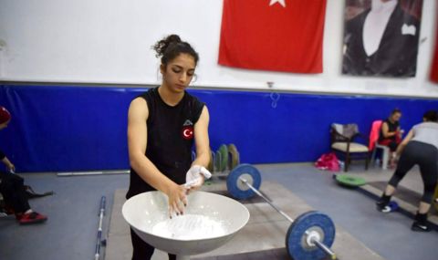 Ужасяваща гледка! 21-годишната туркиня припадна на европейското по вдигане на тежести (ВИДЕО) - 1
