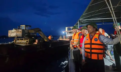 Десетки загинали при преобръщане на туристическо корабче във Виетнам - 1