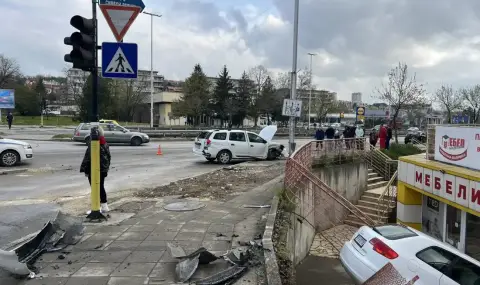 Кола спря в мебелен магазин в Шумен, пострадаха трима 