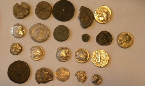 Иззеха от иманяри ценни антични и средновековни монети - 1