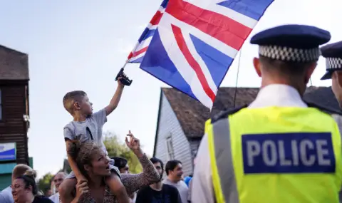 На Острова скочиха срещу настаняването в хотели на търсещите убежище - 1