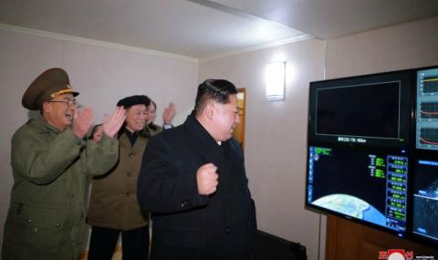 Вижте как Ким Чен-ун се радва на изстреляната ракета - 1