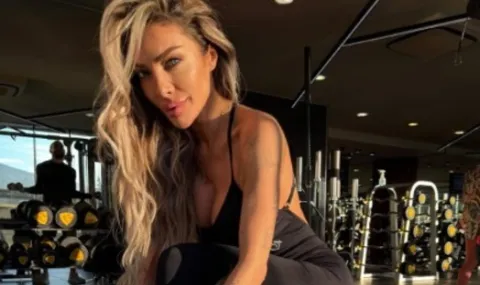 Blonde Zlatka showed the exercise for a tight butt - 1