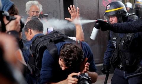 Граната откъсна ръката на протестиращ във Франция - 1