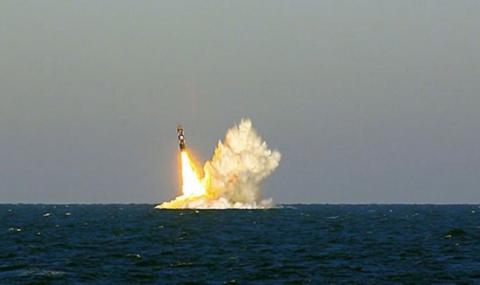 Русия тества зрелищно новите ракети (ВИДЕО) - 1