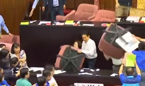 Столове летяха в тайванския парламент (ВИДЕО) - 1