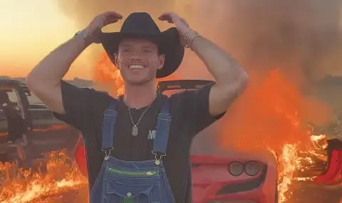 Арестуваха известен ютубър, който подпали собственото си Ferrari F8 Tributo - 1