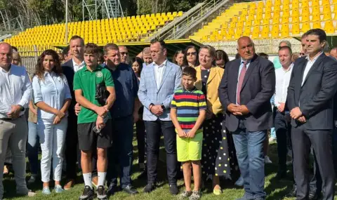 Направиха първата копка на новото осветление на стадиона в Добрич пред погледа на Георги Иванов и Бойко Борисов  - 1