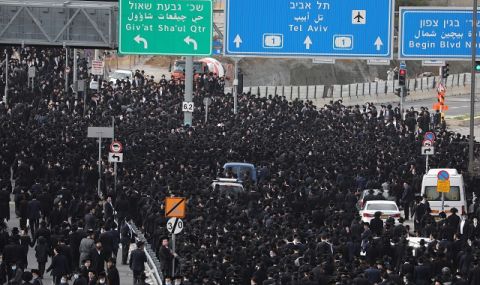 На погребение в Израел: хиляди ултраортодоксални евреи нарушиха мерките - 1