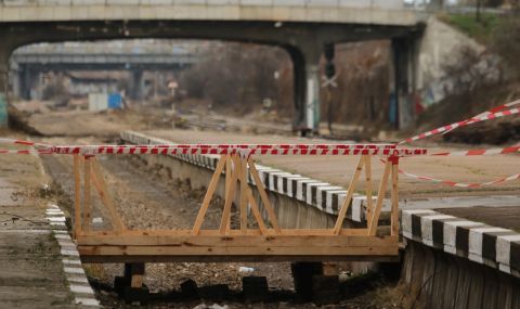 Пътнически влак е блокиран до Нова Загора - 1