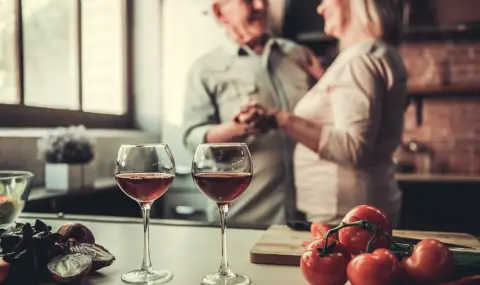 Влюбена двойка столетници призна за алкохолната си традиция (ВИДЕО) - 1