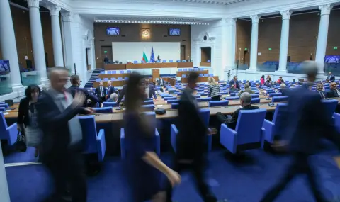 В края на работния ден: Мълчание цари в парламента по въпроса за мандата, който получи Габриел от президента - 1