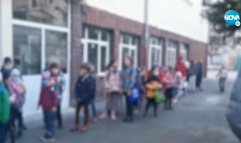 Деца чакат по половин час на студа, за да им мерят температурата пред училище - 1