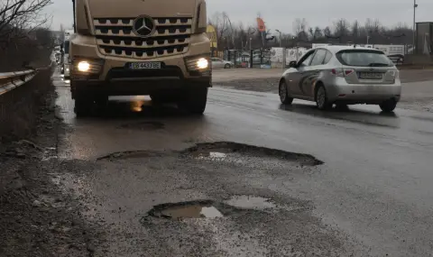 Кърпят дупки по Околовръстния път на София